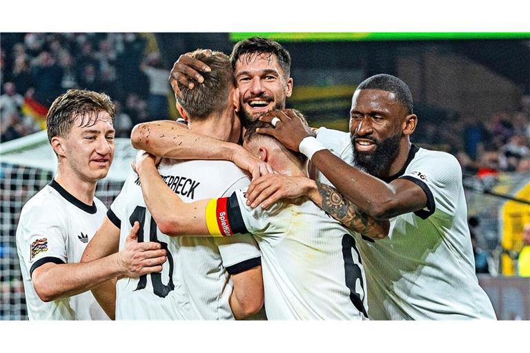 Nach dem 3:0 durch Tim Kleindienst (Mitte) unmittelbar vor der Halbzeit ist bei der deutschen Elf nochalles in bester Ordnung. Doch am Ende wird es nochmal eng.
