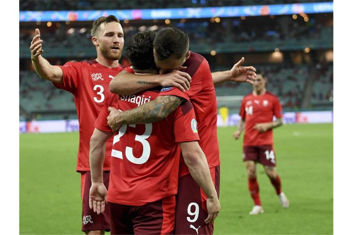 Shaqiri wahrt Schweizer Achtelfinal-Chance - Aus für Türkei Nach dem 3:1 durch Shaqiri war die Partie entschieden (2.vl). Foto: Ozan Kose/AFP Pool/dpa