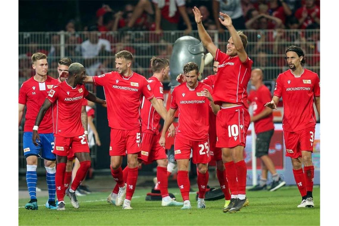 Nach dem 3:1 gegen Borussia Dortmund jubeln die Union-Spieler mit den Fans im heimischen Stadion. Foto: Andreas Gora