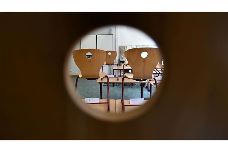 Nach dem Abbruch einer Projektwoche an einer Oberschule in der sächsischen Lausitz ermittelt die Polizei, ob im Klassenzimmer strafbare pornografische Inhalte gezeigt wurden. (Symbolbild)