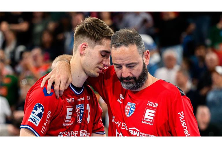 Nach dem Abstieg der SGBBM Bietigheim: Trainer Iker Romero (re.) tröstet Nikola Vlahovic.