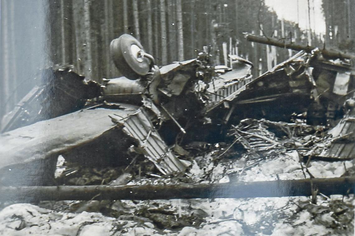 Lancaster zerschellte im Wald von Sechselberg Nach dem Absturz der Lancaster beim oberen Gallenhof zog sich eine 170 Meter lange und 20 Meter breite Schneise durch den Wald, von der heute nichts mehr zu sehen ist. Am Wrack des britischen Bombers ist das Heckrad zu erkennen. Das Foto hat ein 14-jähriger Junge aus Waldenweiler am Tag nach dem Unglück gemacht. Foto: K. Heinrich, Repro: Alexander Becher