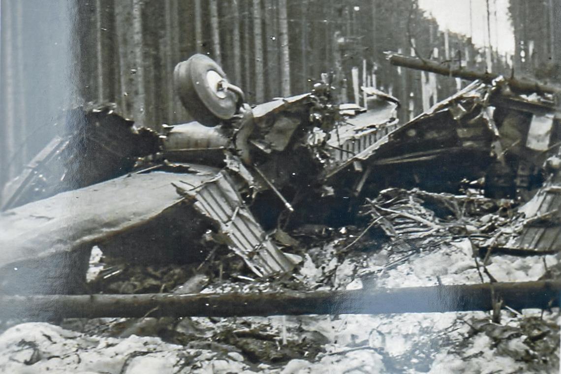 Nach dem Absturz der Lancaster beim oberen Gallenhof zog sich eine 170 Meter lange und 20 Meter breite Schneise durch den Wald, von der heute nichts mehr zu sehen ist. Am Wrack des britischen Bombers ist das Heckrad zu erkennen. Das Foto hat ein 14-jähriger Junge aus Waldenweiler am Tag nach dem Unglück gemacht. Foto: K. Heinrich, Repro: Alexander Becher 