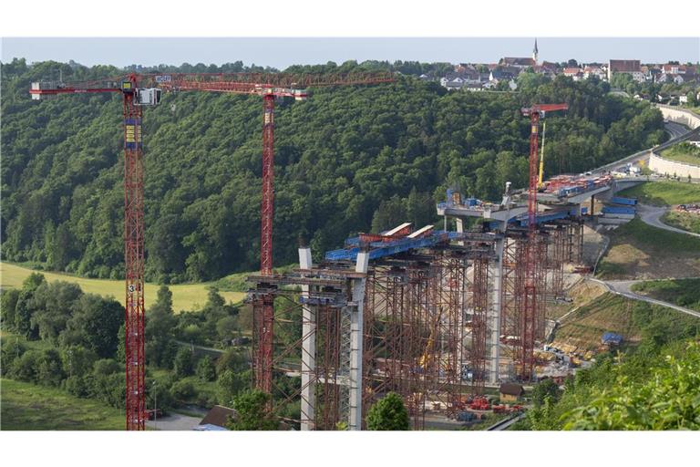 Nach dem Absturz einer Arbeitsgondel auf der Brückenbaustelle der Neckartalbrücke mit drei toten Bauarbeitern läuft die Ursachensuche.