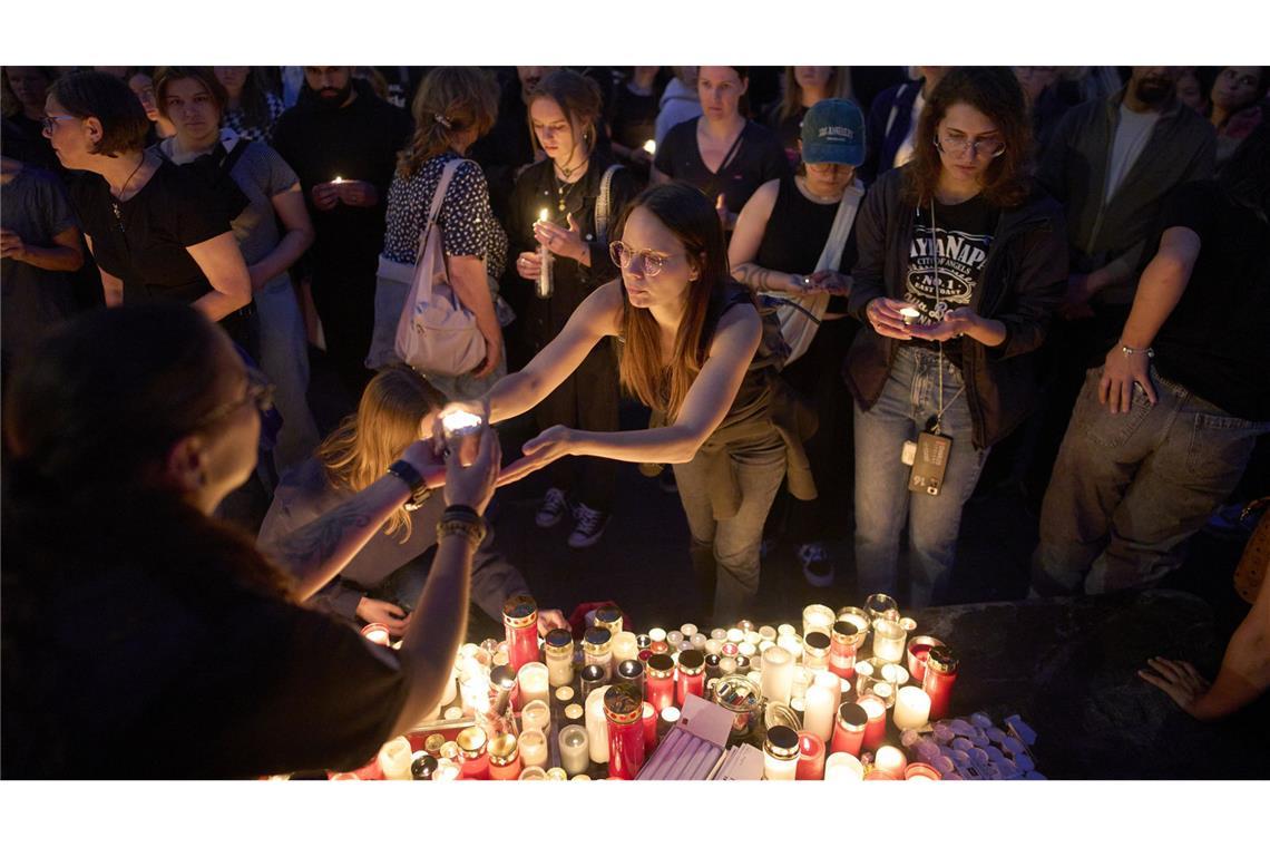 Suche nach Motiv des Täters Nach dem Amoklauf in Graz kamen am Abend Hunderte Menschen zu einem Trauergottesdienst in die Stadt.