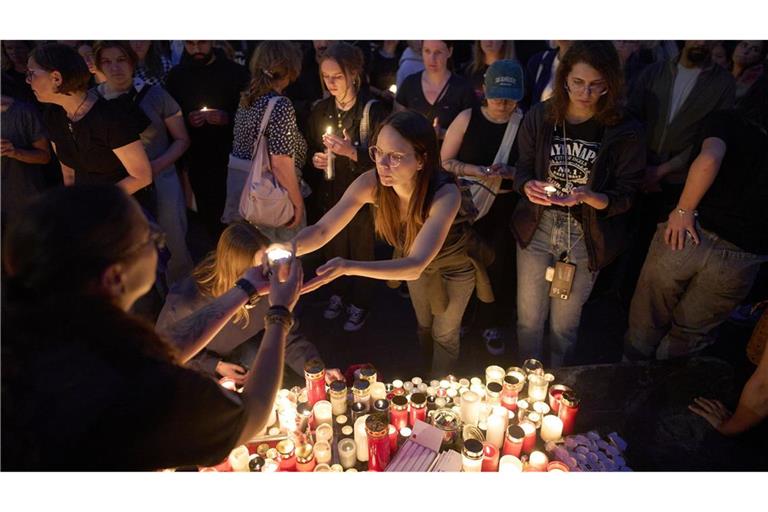 Nach dem Amoklauf in Graz kamen am Abend Hunderte Menschen zu einem Trauergottesdienst in die Stadt.