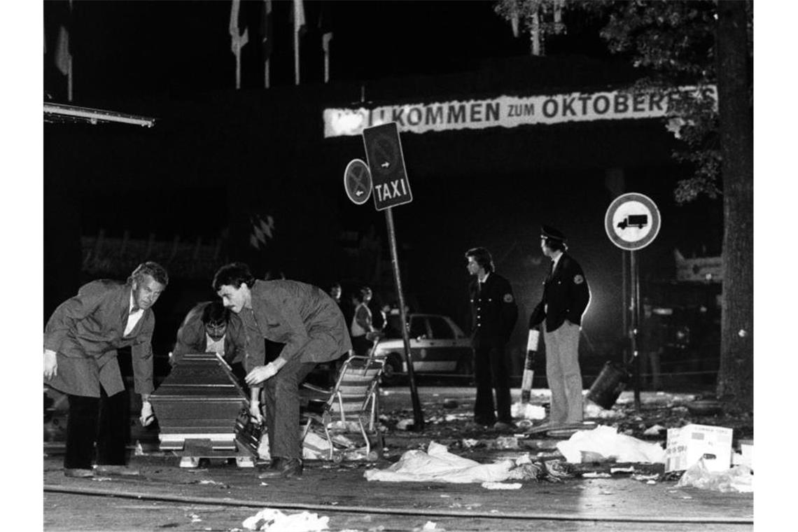 Nach dem Anchlag am 26. September 1980 wird ein Sarg vom verwüsteten Tatort auf dem Oktoberfest getragen. Foto: Frank Leonhardt/dpa