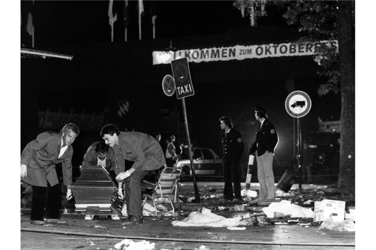 Nach dem Anchlag am 26. September 1980 wird ein Sarg vom verwüsteten Tatort auf dem Oktoberfest getragen. Foto: Frank Leonhardt/dpa