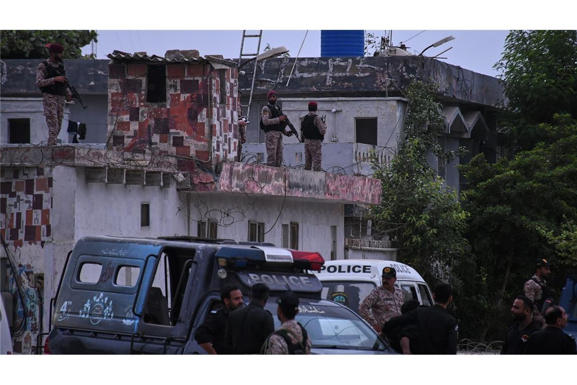Nach dem Angriff in Karachi mit drei Toten pakistanischen Sicherheitskräften hat Pakistan Ziele in Afghanistan angegriffen.