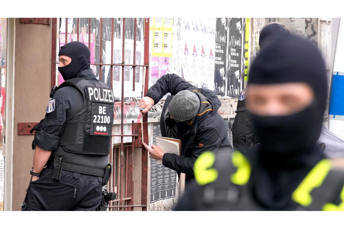 Nach dem Anschlag auf das Berliner Stromnetz im September 2025 ermittelte die Polizei vier Verdächtige.