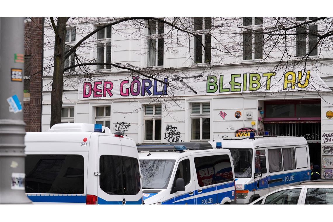 Nach dem Anschlag auf das Berliner Stromnetz im September 2025 ging die Polizei mit einer Razzia gegen vier Verdächtige aus der linksradikalen Szene vor.