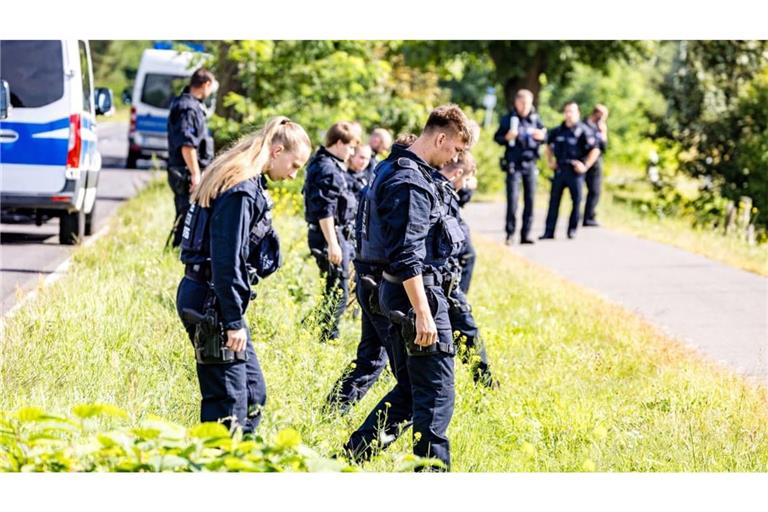 Nach dem Anschlag auf das Umspannwerk in Turnow-Preilack bei Jänschwalde haben Polizisten nach Spuren gesucht, die Hinweise auf die Täter geben könnten.