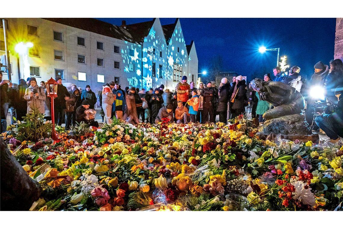 Nach dem Anschlag auf den Magdeburger Weihnachtsmarkt im Dezember 2024 legten  viele Menschen Blumen am Eingang der St.-Johannis-Kirche nieder.