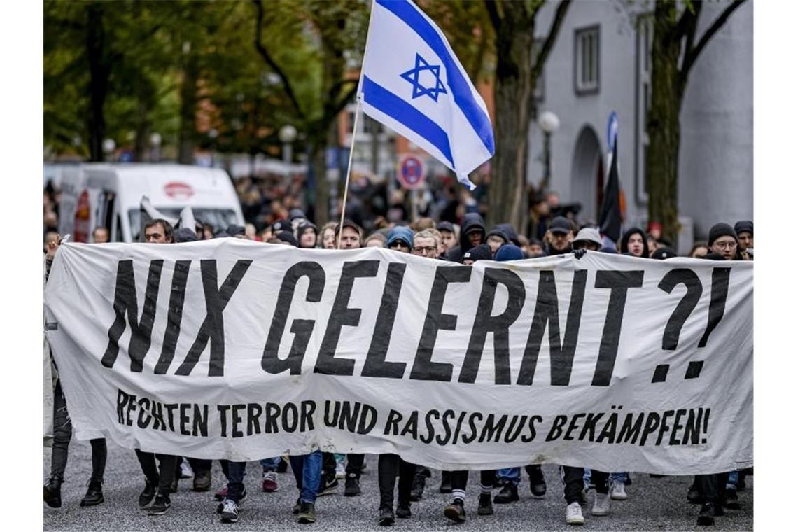Nach dem Anschlags in Halle: Demonstration gegen Rechtsextremismus in Hamburg. Foto: Axel Heimken/dpa