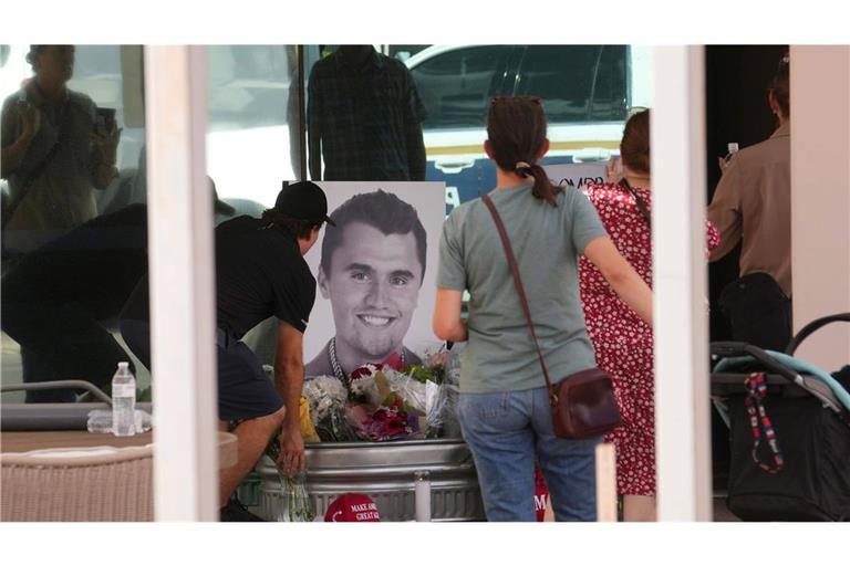 Nach dem Attentat auf den rechten US-Aktivisten Charlie Kirk haben Ermittler nach eigenen Angaben die Tatwaffe gefunden.