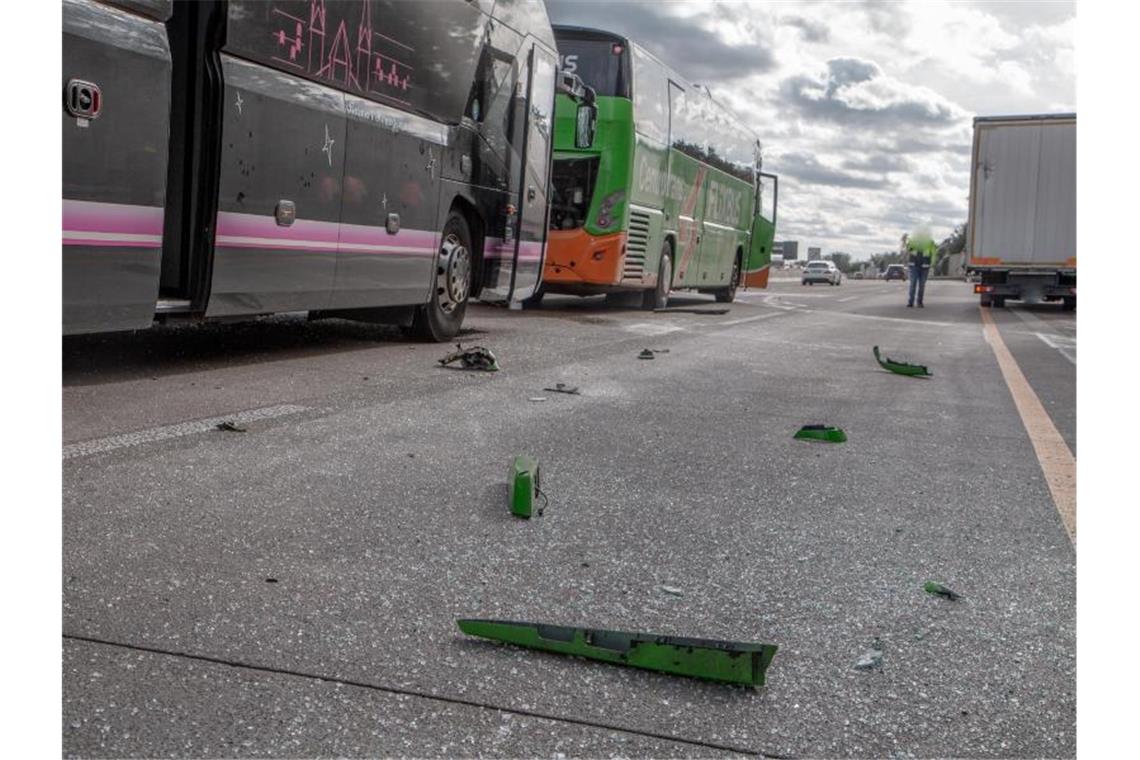 Langer Autobahnstau nach Busunfall: Zwei Leichtverletzte Nach dem Auffahrunfall mit zwei Reisebussen und einem Lastwagen liegen Fahrzeugteile auf der Autobahn 5 bei Bruchsal. Foto: Einsatz-Report24/dpa