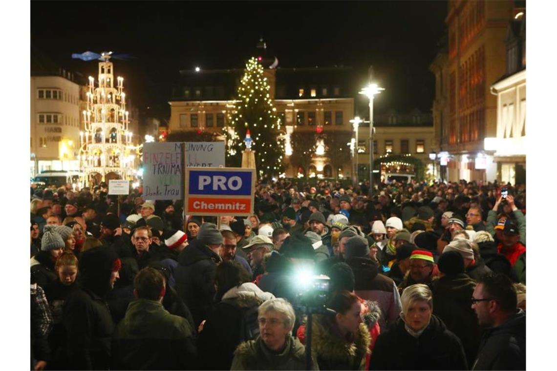 Friedensgebet und rassistische Töne nach Angriff von Aue Nach dem Aufruf eines NPD-Funktionärs haben sich Menschen in Aue-Bad Schlema auf dem Altmarkt versammelt. Foto: Bodo Schackow/dpa-Zentralbild/dpa