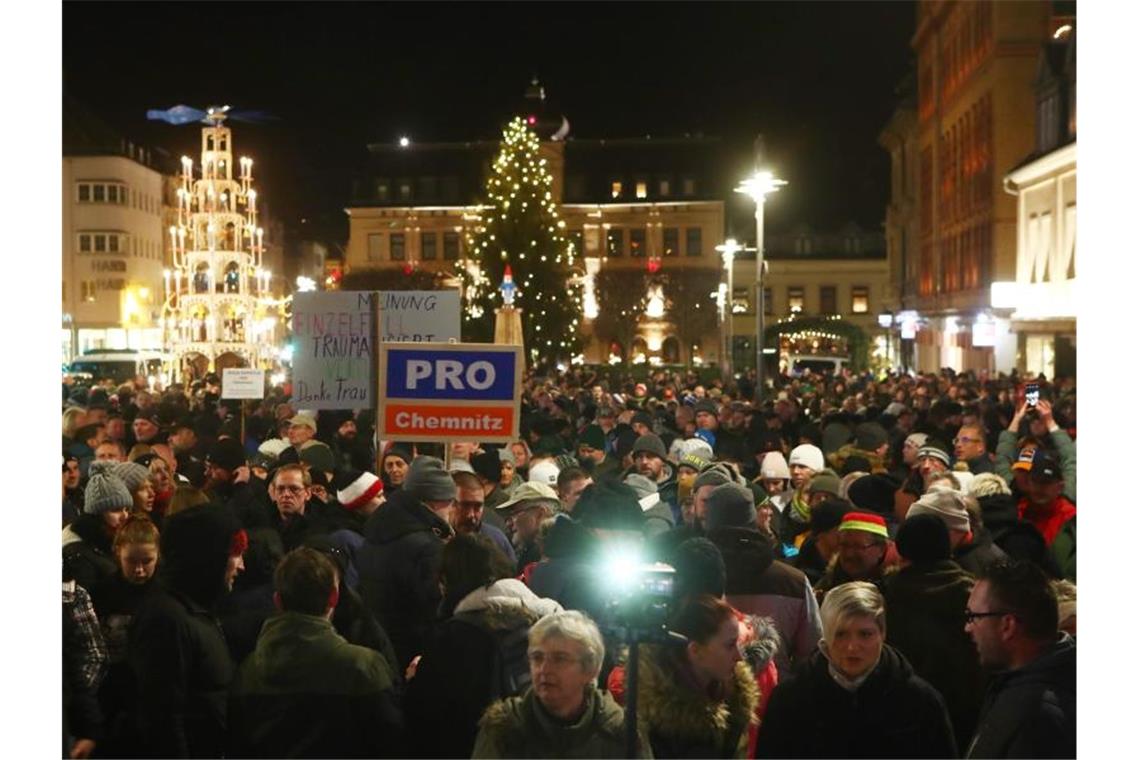 Nach dem Aufruf eines NPD-Funktionärs haben sich Menschen in Aue-Bad Schlema auf dem Altmarkt versammelt. Foto: Bodo Schackow/dpa-Zentralbild/dpa