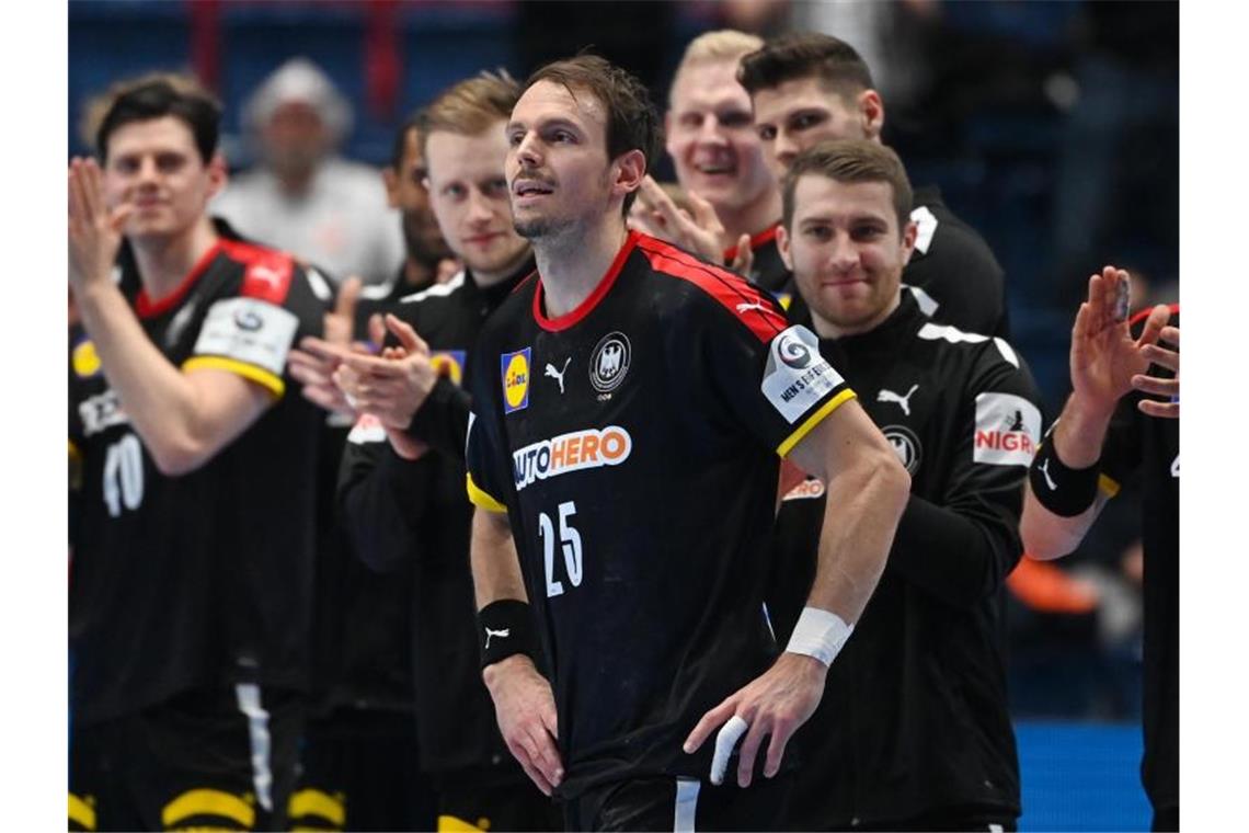 Nach dem Auftaktsieg gegen Belarus wollen Deutschlands Handball um Kai Häfner (M) bei der EM nachlegen. Foto: Marijan Murat/dpa
