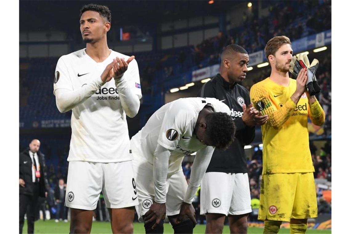 Nach dem Aus im Elfmeterschießen schwingt bei den Profis von Eintracht Frankfurt neben der Enttäuschung auch Stolz mit. Foto: Arne Dedert