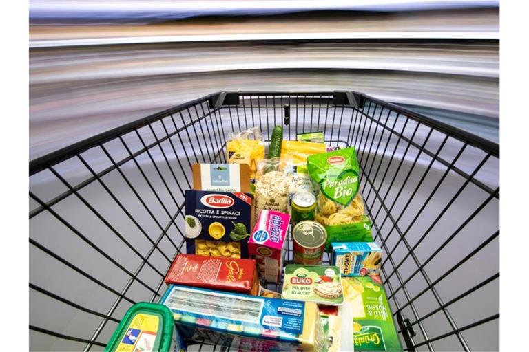 Nach dem Auslaufen der Mehrwertsteuersenkung hat die Inflation in Deutschland zu Jahresbeginn einen Sprung gemacht - das dürfte so mancher auch beim Einkauf im Supermarkt feststellen. Foto: Fabian Sommer/dpa