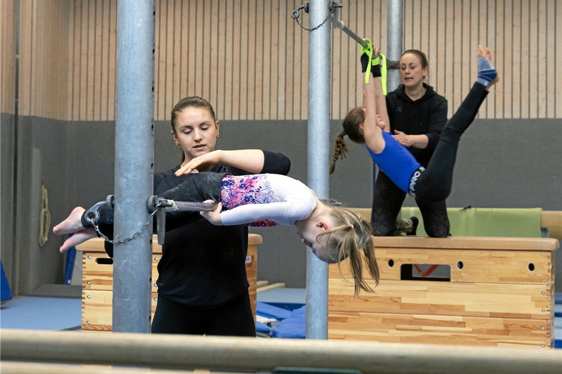 Nach dem Ausstieg als aktive Turnerin kümmert sich Emelie Petz (links) an Sabrina Holds Seite um den TSG-Nachwuchs. Foto: Alexander Becher