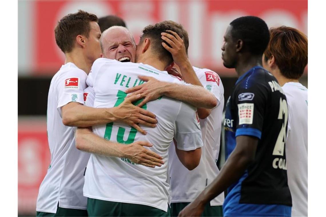 Nach dem Auswärtssieg in Paderborn schöpft Werder Bremen wieder Hoffnung im Abstiegskampf. Foto: Friedemann Vogel/EPA/Pool/dpa