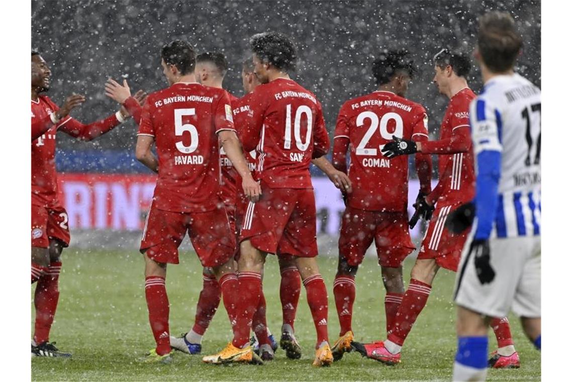 Bayern nach Chaos-Reise in Katar gelandet Nach dem Bayern-Sieg bei der Hertha hieß es lange Warten für den Rekordmeister auf dem Weg nach Katar. Foto: John Macdougall/AFP-Pool/dpa