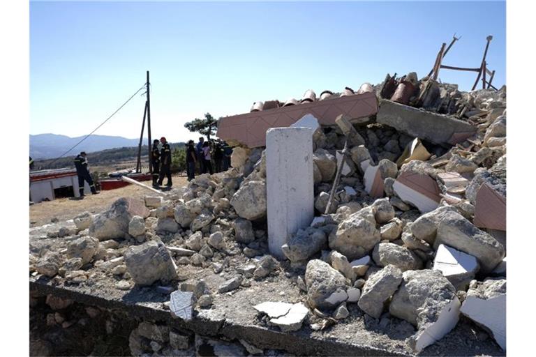 Nach dem Beben am Montag mussten Tausende Menschen auf Kreta die Nacht zum Dienstag in Zelten oder in ihren Autos verbringen, weil zahlreiche Häuser schwer beschädigt wurden. Foto: Harry Nakos/AP/dpa