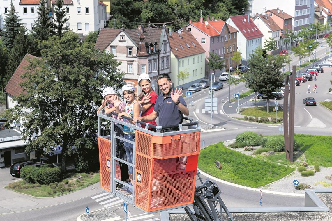 Glücklich trotz Krankheit Nach dem Besuch des Stadtturms ging es für die Weißrussen erneut hoch hinaus. Fotos: J. Fiedler