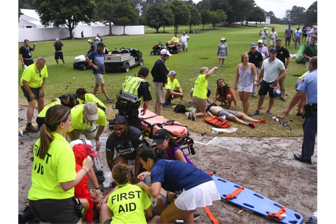 Nach dem Blitzeinschlag im East Lake Golf Club waren die Helfer schnell vor Ort. Foto: John Amis/AP