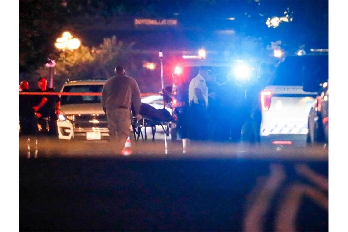 Ermittler stufen Blutbad von El Paso als Inlands-Terror ein Nach dem Blutbad in Dayton werden die Leichen der Opfer abtransportiert. Foto: John Minchillo/AP