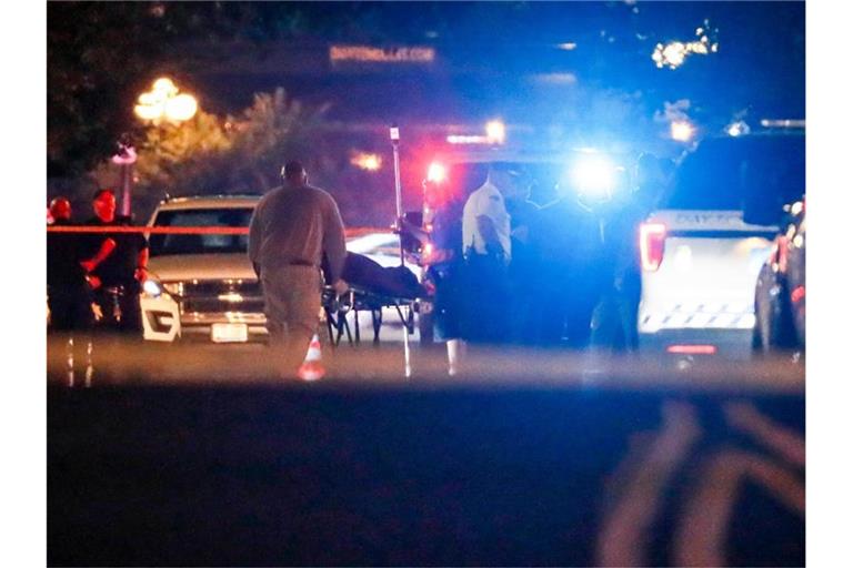 Nach dem Blutbad in Dayton werden die Leichen der Opfer abtransportiert. Foto: John Minchillo/AP