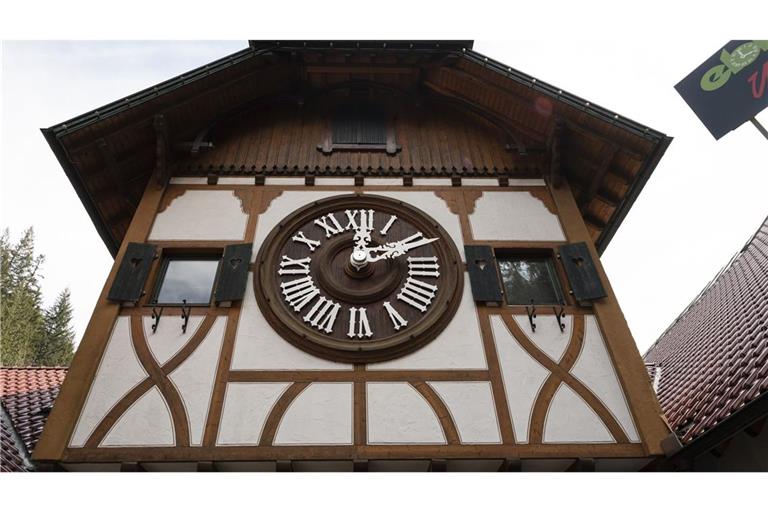 Nach dem Brand einer früheren Gaststätte gegenüber dem Uhrenmuseum mit der weltgrößten Kuckucksuhr haben Ermittler zwei Männer vorläufig festgenommen (Symbolfoto).