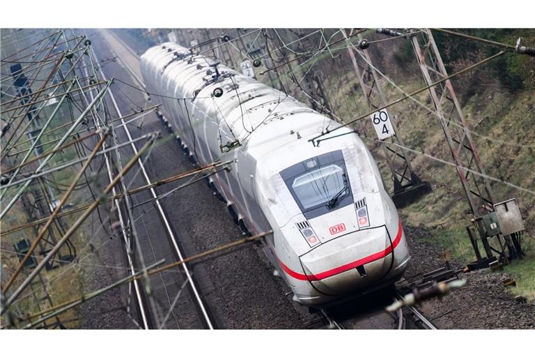 Nach dem Brand eines Schaltkastens der Bahn bei Hannover geht die Polizei von Brandstiftung aus. (Archivbild)