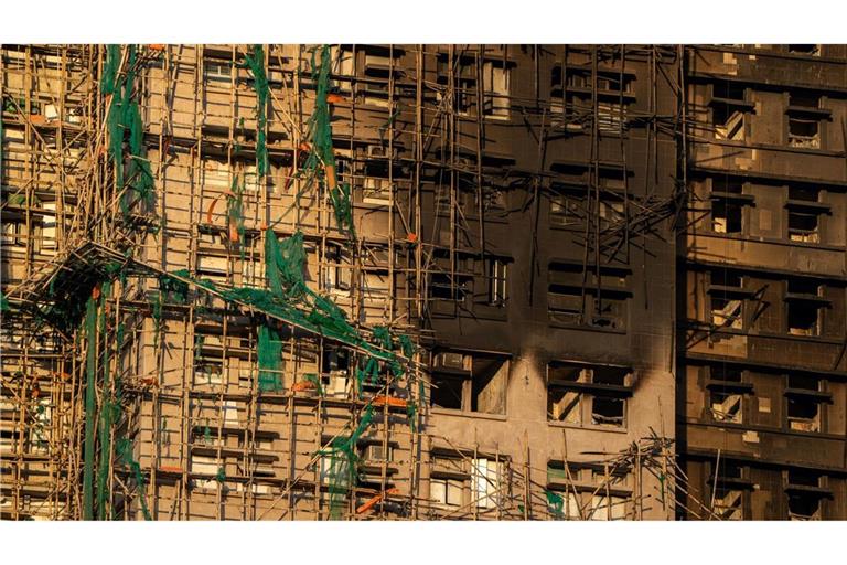 Nach dem Brand in einer Wohnanlage in Hongkong gelten weiterhin rund 200 Personen als vermisst.