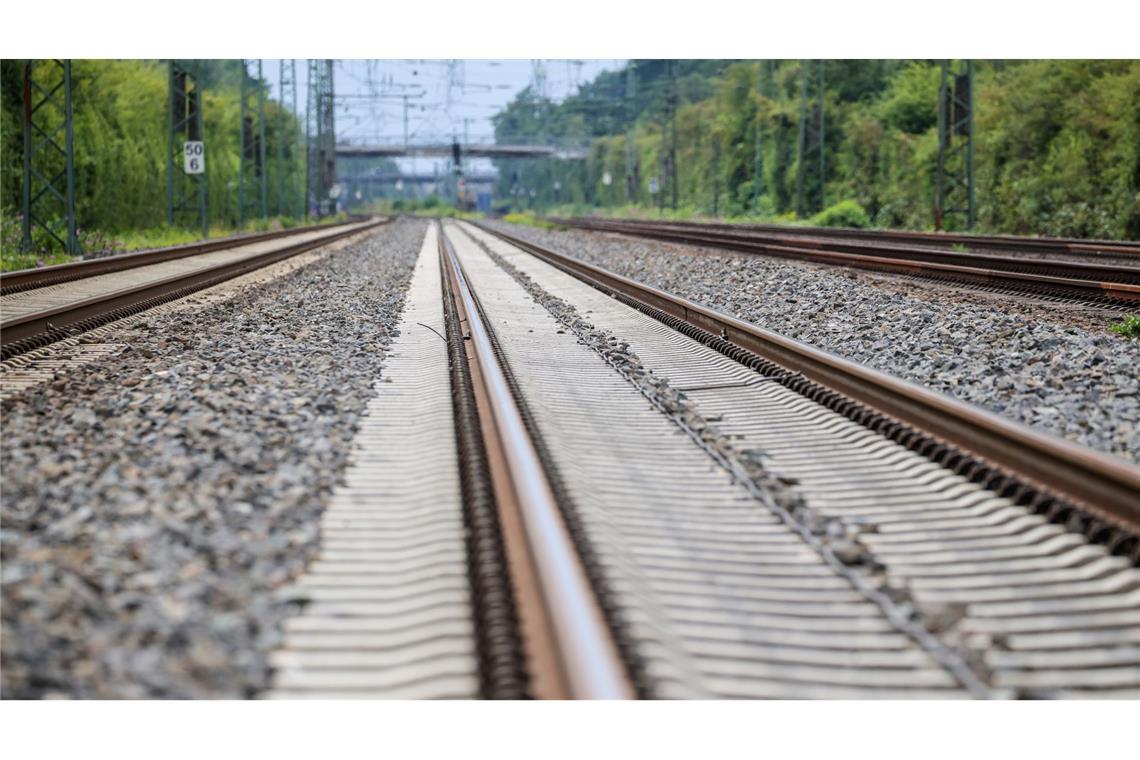 Bahnverkehr in NRW fließt - neuer Tatort in Sachsen-Anhalt Nach dem Brandanschlag auf die Bahnstrecke Düsseldorf-Duisburg ist die bundesweite Hauptlinie der Bahn wieder für den Zugverkehr freigegeben.