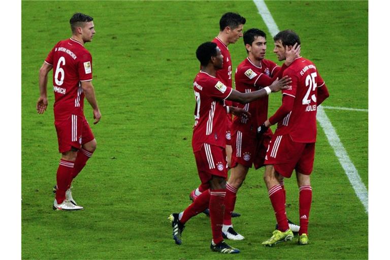 Nach dem Bundesligaspiel am Freitag in Berlin geht es für die Bayern direkt in den Flieger zur Club-WM. Foto: Guenter Schiffmann/AFP Pool/dpa