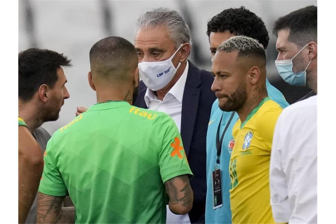 nach dem Corona-Eklat beim WM-Qualispiel zwischen Brasilien und Argentinien hat die FIFA ein Disziplinarverfahren gegen beide Nationalverbände eingeleitet. Foto: Andre Penner/AP/dpa
