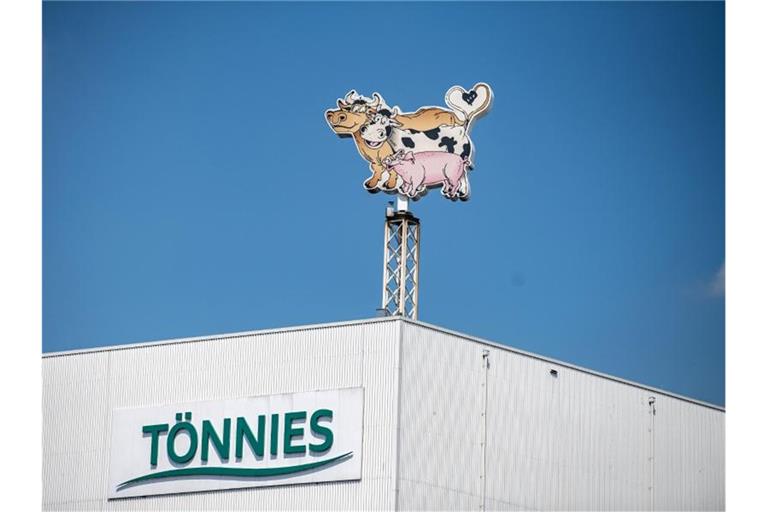 Nach dem Corona-Massenausbruch war das Tönnies-Fleischwerk in Rheda-Wiedenbrück vor drei Wochen geschlossen worden - verfügt zunächst bis 17. Juli. Foto: Guido Kirchner/dpa