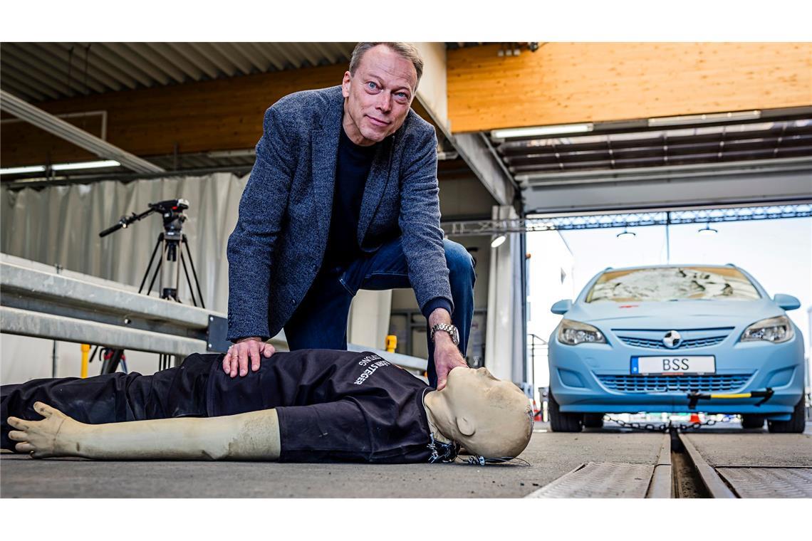 Nach dem Crashtest ist Unfallforscher Siegfried Brockmann sicher: Diesen Frontalzusammenstoß mit einem Auto hätte ein Fußgänger nicht überlebt.