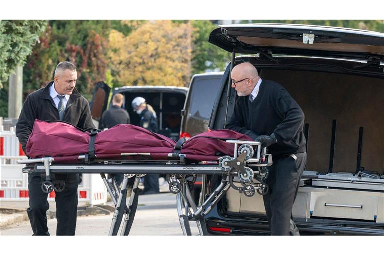 Nach dem dramatischen Einsatz mit Großbrand und Explosionen wird eine Leiche aus dem Haus geborgen.