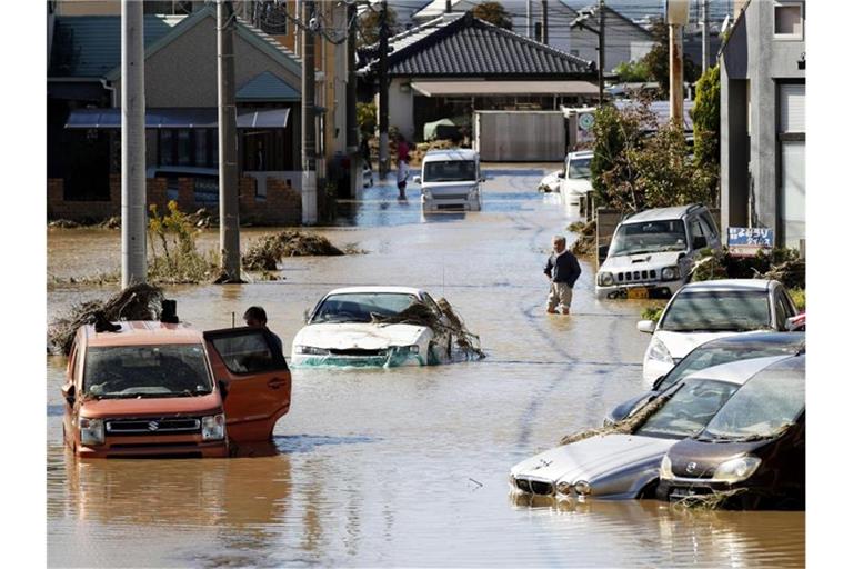 Nach dem Durchzug des Taifuns sind viele Straßen mit Schlammwasser übnerschwemmt. Foto: ---/Kyodo News/dpa