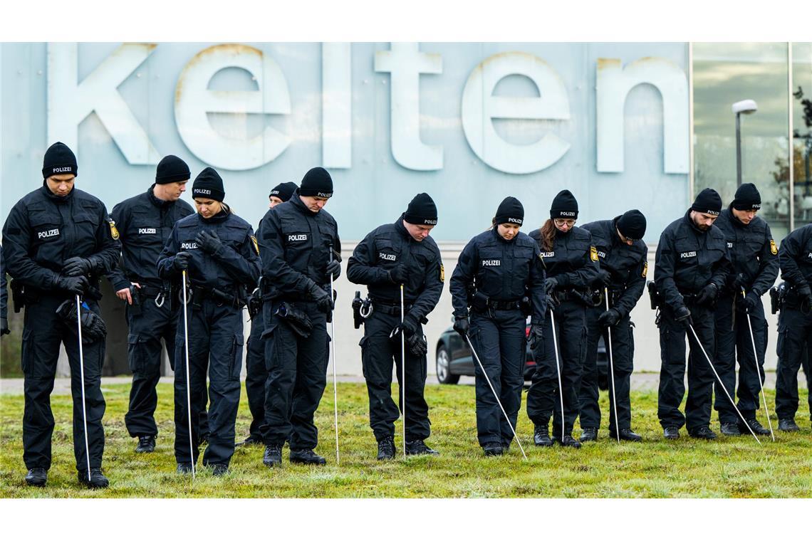 Bis zu elf Jahre Gefängnis nach Diebstahl von Keltengold Nach dem Einbruch hatten Polizisten im Umfeld des Museums nach Beweismitteln gesucht. (Archivbild)