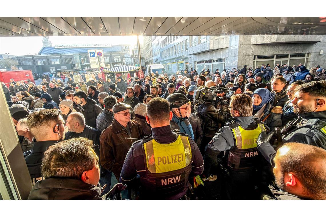 Nach dem Einbruch in den Tresorraum der Bank fordern besorgte Kunden Informationen.