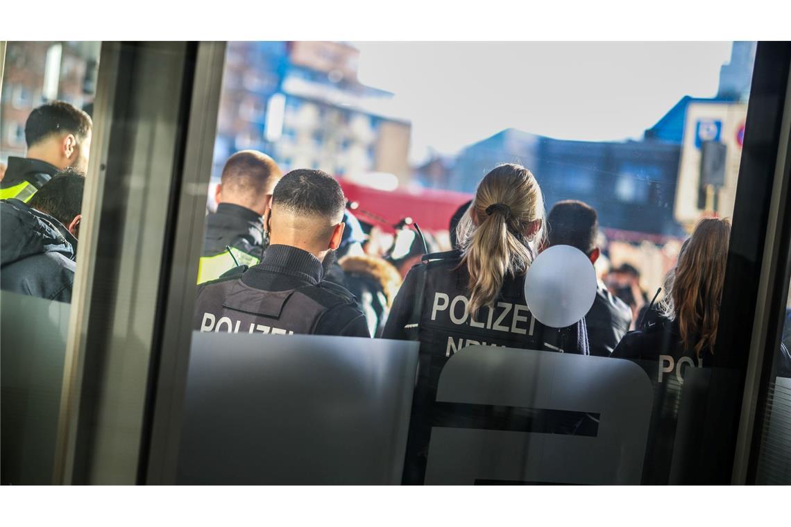 Nach dem Einbruch in den Tresorraum und einem Andrang besorgter Kunden bleibt die Sparkassenfiliale in Gelsenkirchen am zweiten Tag infolge geschlossen.