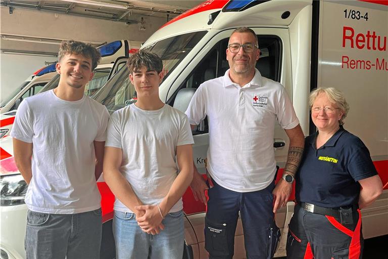 Nach dem Einsatz treffen (von links) Semi Russ und Filip Vrbetic den Notfallsanitäter Kai Frinke und Notärztin Stefanie Haaf. Foto: DRK/Siekmann