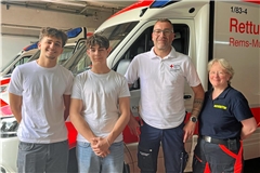 Nach dem Einsatz treffen (von links) Semi Russ und Filip Vrbetic den Notfallsanitäter Kai Frinke und Notärztin Stefanie Haaf. Foto: DRK/Siekmann