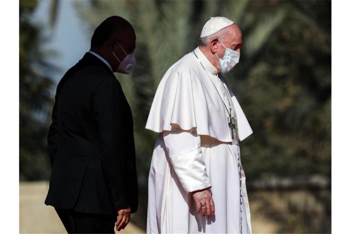 Nach dem Empfang durch Iraks Präsidenten Barham Salih trifft Papst Franziskus Großajatollah Ali al-Sistani. Foto: Ameer Al Mohammedaw/dpa