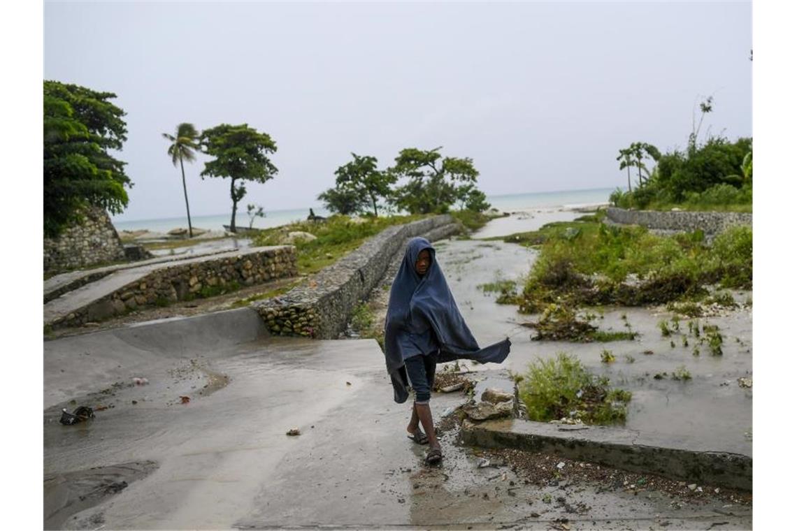 Fast 2000 Tote in Haiti - Überlebenden fehlt Hilfe Nach dem Erdbeben setzte der Tropensturm „Grace“ den Menschen zu. Foto: Matias Delacroix/AP/dpa